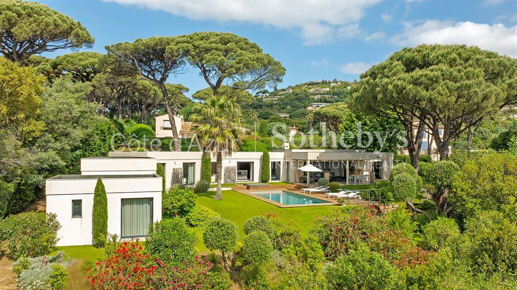 Sole agents - Contemporary villa for sale in Grimaud with sea view and pool