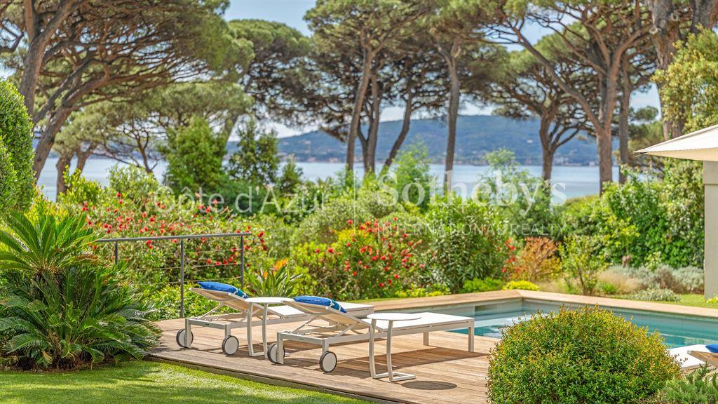 Sole agents - Contemporary villa for sale in Grimaud with sea view and pool