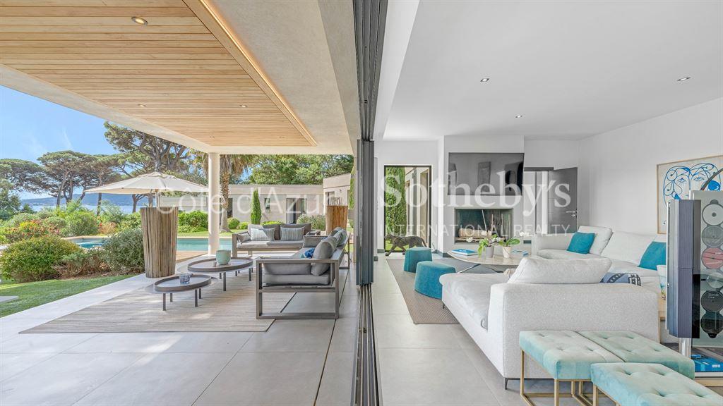 Sole agents - Contemporary villa for sale in Grimaud with sea view and pool