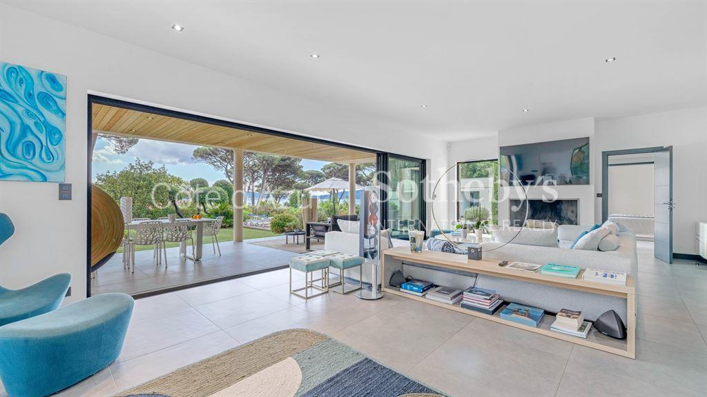 Sole agents - Contemporary villa for sale in Grimaud with sea view and pool