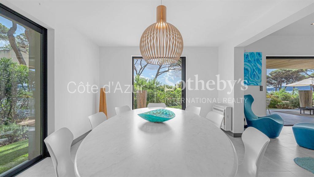 Sole agents - Contemporary villa for sale in Grimaud with sea view and pool