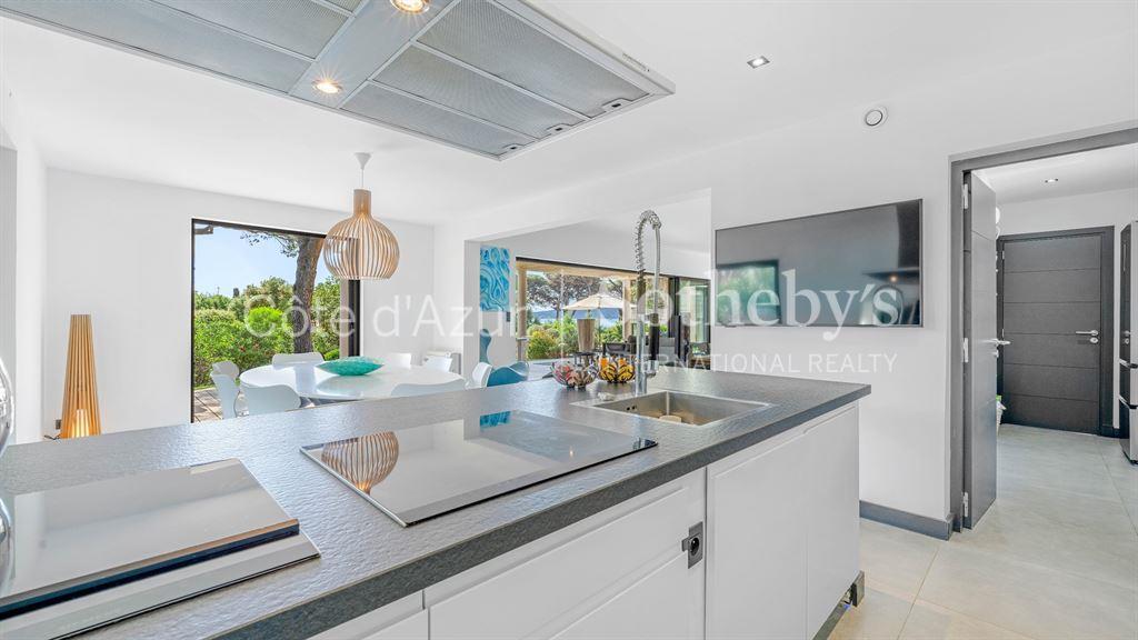 Sole agents - Contemporary villa for sale in Grimaud with sea view and pool