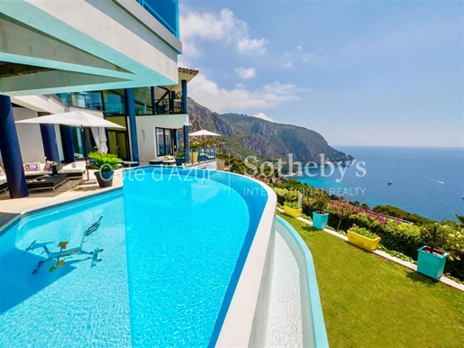 Eine Villa mit modernen Linien, mit Swimmingpool und Panoramablick