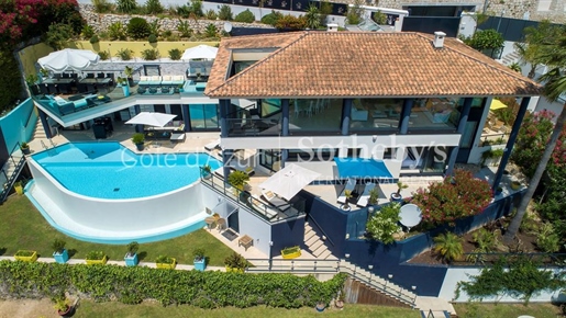 Eine Villa mit modernen Linien, mit Swimmingpool und Panoramablick