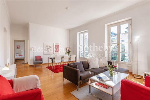 Co-Exclusive, family apartment - 4-roomed flat in the sought-after Carré d'Or in Nice.