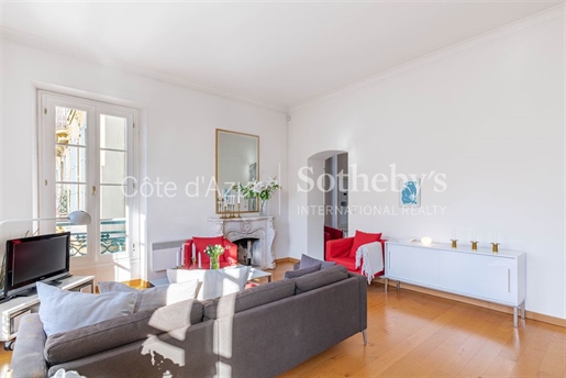 Co-Exclusive, family apartment - 4-roomed flat in the sought-after Carré d'Or in Nice.