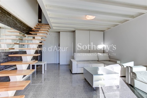 Côte d'Azur Living: 1-bedroom topfloor apartment with parking close to the city centre.