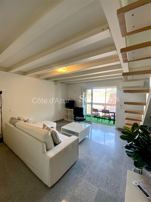 Côte d'Azur Living: 1-bedroom topfloor apartment with parking close to the city centre.