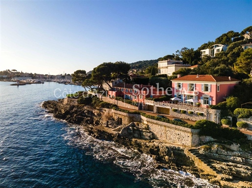 Prachtige Provençaalse residentie aan het water, te koop met balkon
