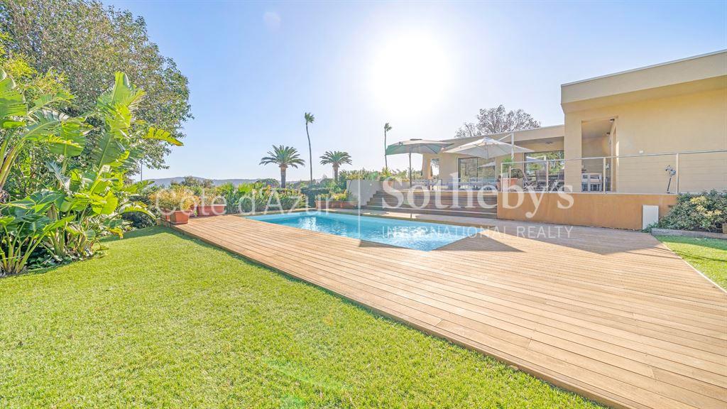 Contemporary villa with pool and Saint-Tropez view in Grimaud, a short stroll from the beach