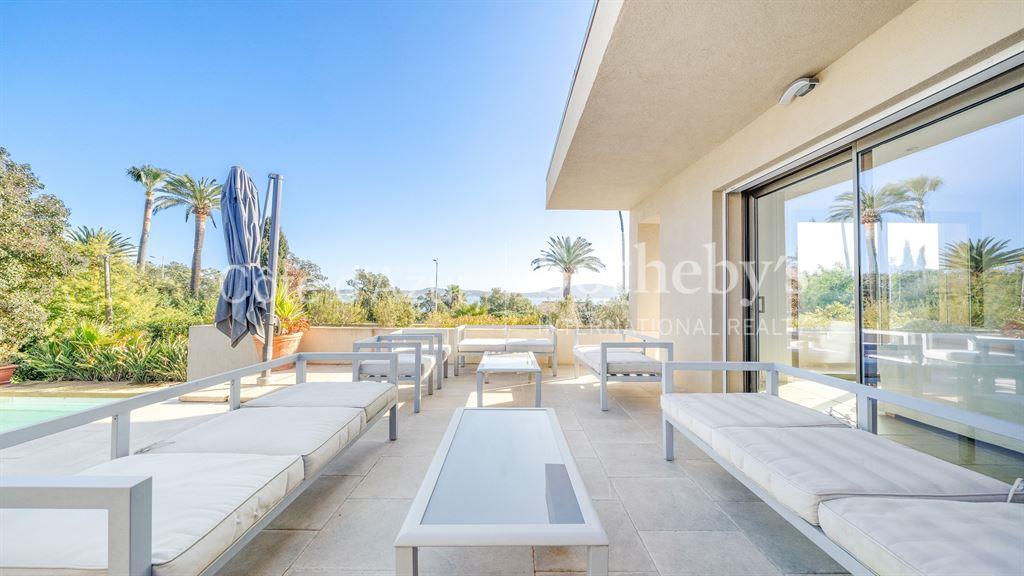 Contemporary villa with pool and Saint-Tropez view in Grimaud, a short stroll from the beach