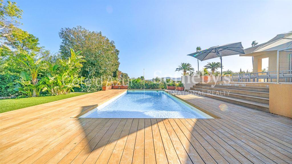 Contemporary villa with pool and Saint-Tropez view in Grimaud, a short stroll from the beach