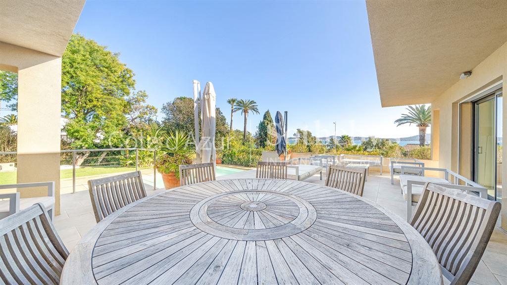 Contemporary villa with pool and Saint-Tropez view in Grimaud, a short stroll from the beach