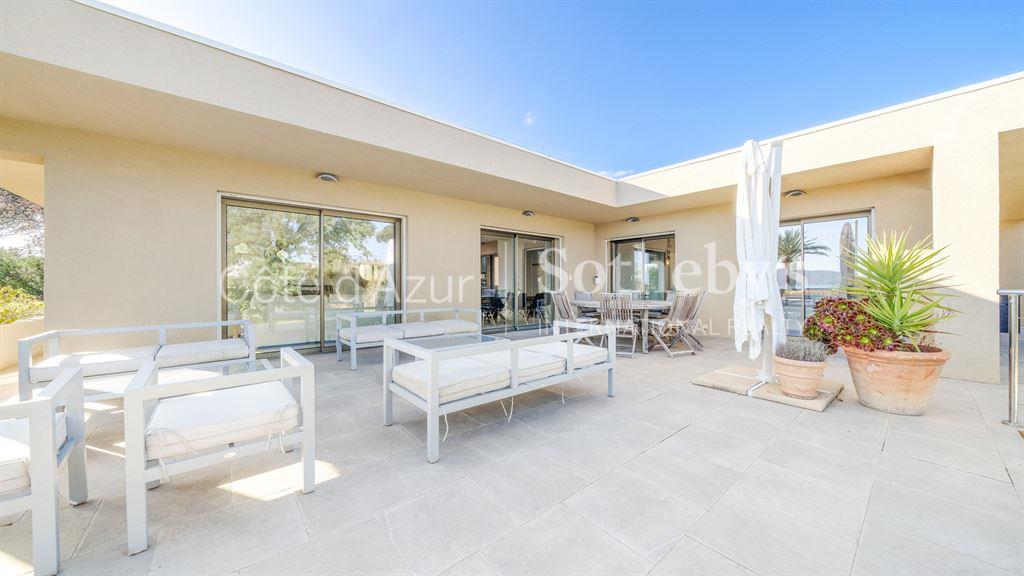 Contemporary villa with pool and Saint-Tropez view in Grimaud, a short stroll from the beach