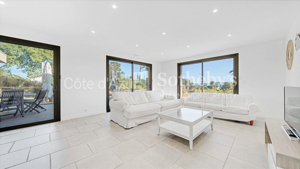 Contemporary villa with pool and Saint-Tropez view in Grimaud, a short stroll from the beach