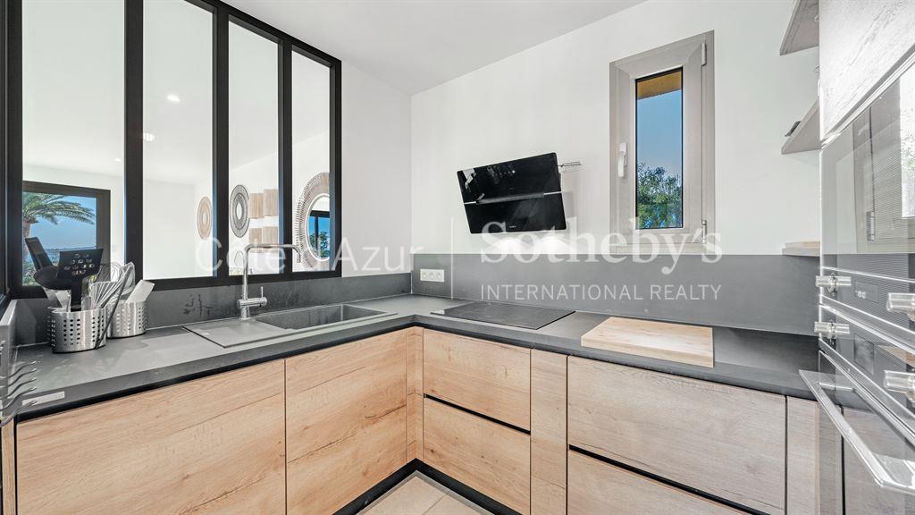 Contemporary villa with pool and Saint-Tropez view in Grimaud, a short stroll from the beach