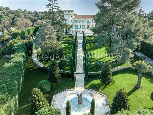 Cap d'Antibes, luxurious art-deco mansion, its guest villa and its waterfront house, sea view.