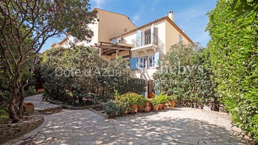 Charming waterfront family bastide located in Port-Grimaud