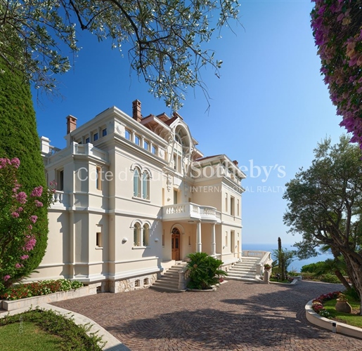 Villa l'Aiglon: Prestigieuze historische residentie met uitzicht op zee im