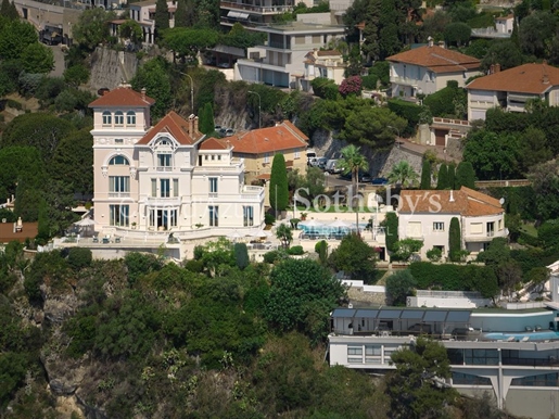 Villa l'Aiglon: Prestigieuze historische residentie met uitzicht op zee im