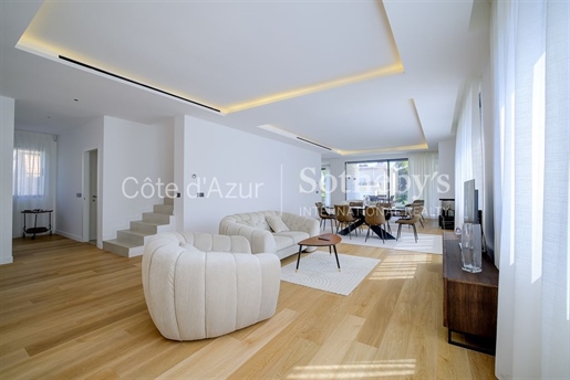 Sole agent, Nice Cimiez, 367 sq.m. Contemporary renovated villa with swimming pool