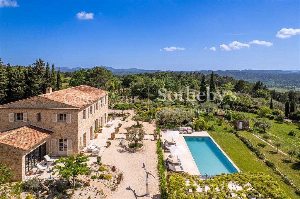Exquisite stone bastide with panoramic views near Terre Blanche golf in Tourrettes, Provence