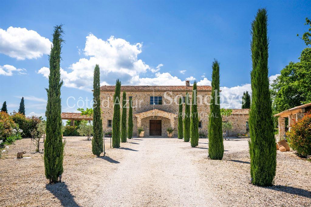 Exquisite stone bastide with panoramic views near Terre Blanche golf in Tourrettes, Provence