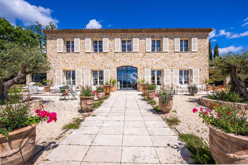 Exquisite stone bastide with panoramic views near Terre Blanche golf in Tourrettes, Provence