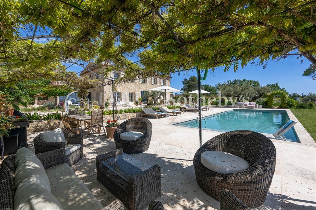 Exquisite stone bastide with panoramic views near Terre Blanche golf in Tourrettes, Provence