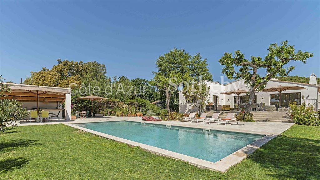 Luxury villa for sale in the gulf of Saint-Tropez 6 bedrooms, pool, garden : Grimaud