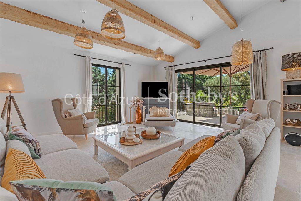 Luxury villa for sale in the gulf of Saint-Tropez 6 bedrooms, pool, garden : Grimaud