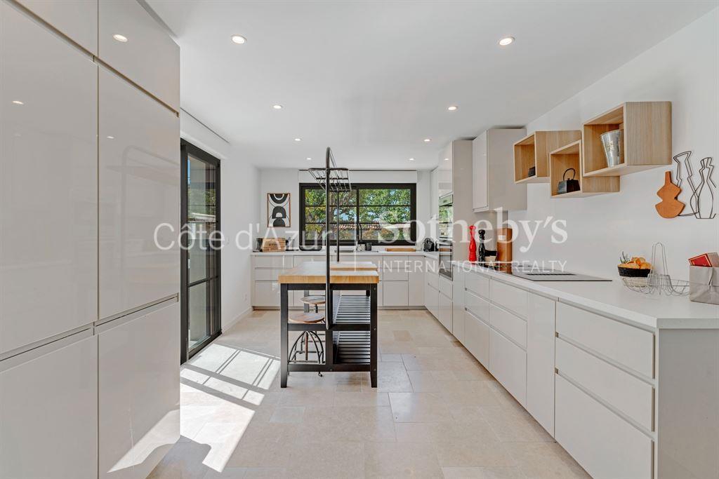 Luxury villa for sale in the gulf of Saint-Tropez 6 bedrooms, pool, garden : Grimaud