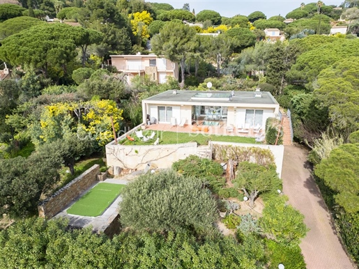 Ramatuelle - Contemporary villa with stunning sea view, walking distance from the beach.