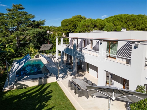 Superb contemporary-style villa in Saint Jean Cap Ferrat - sea view.