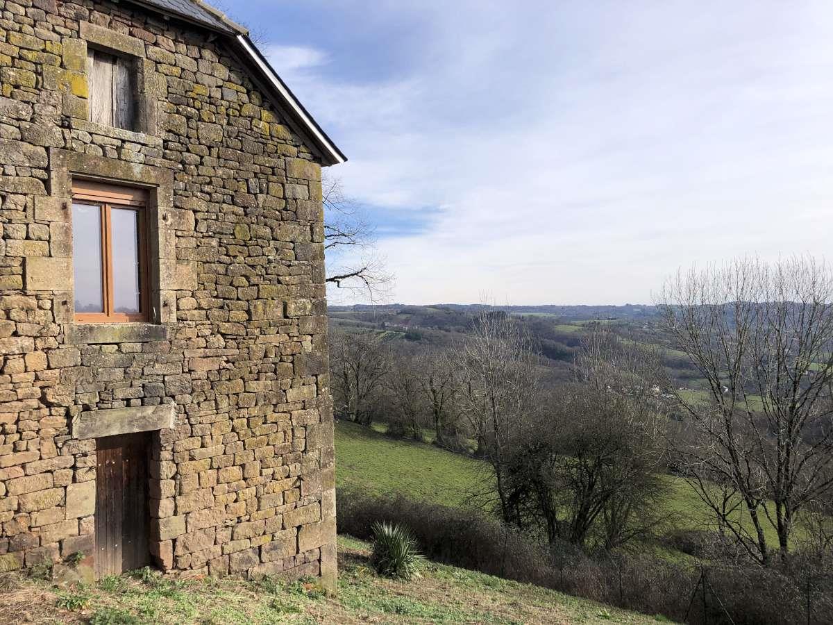Typical house + barn, nice view, 20 minutes Brive