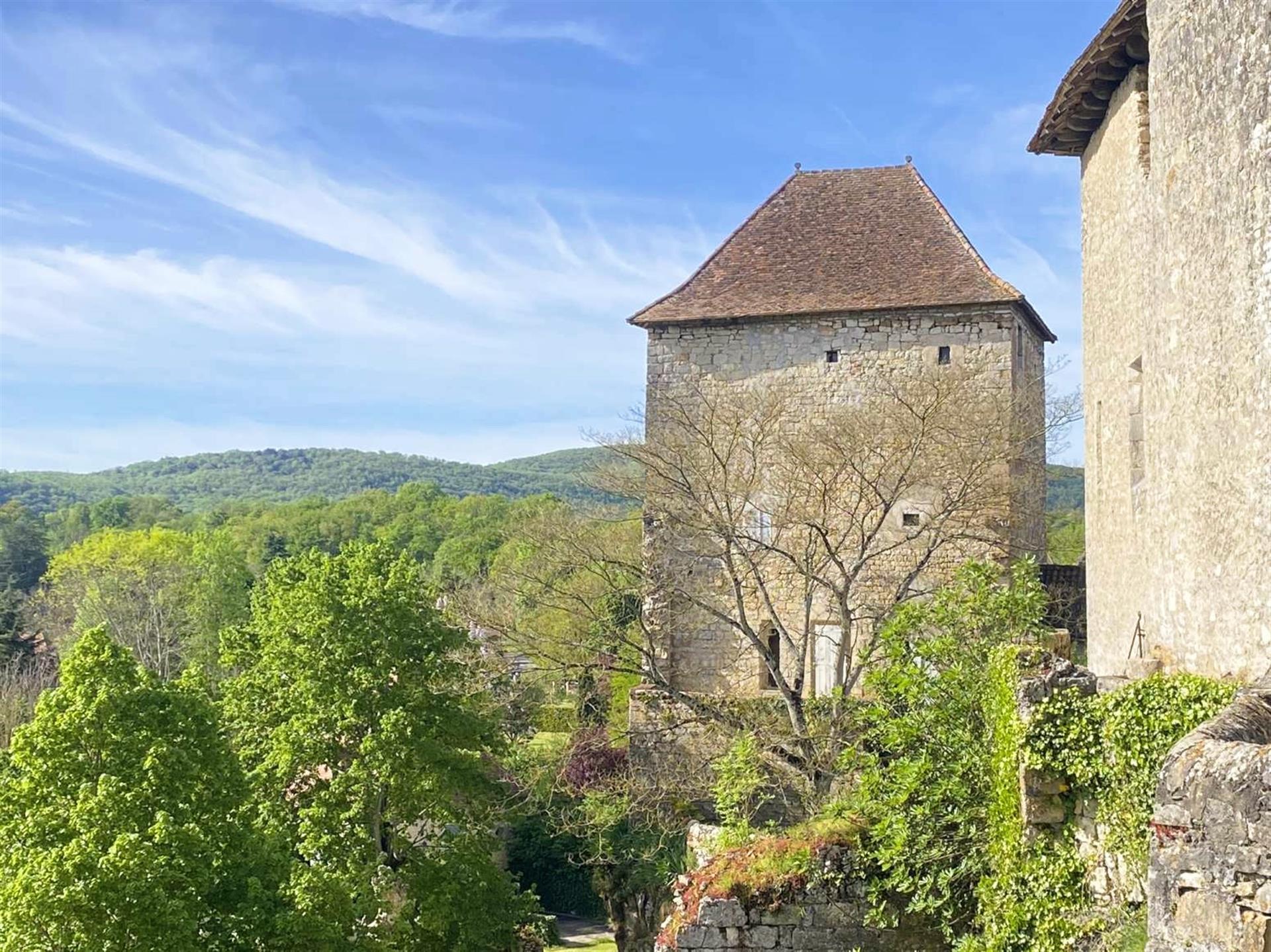 Außergewöhnlich: im Tal der Dordogne Lotoise, bewohnbarer mittelalterlicher Turm, Nebengebäude, Gar