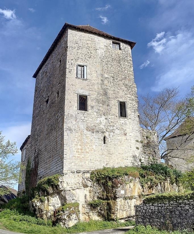 Uitzonderlijk: in de vallei van de Dordogne Lotoise, bewoonbare middeleeuwse toren, bijgebouw, tuin
