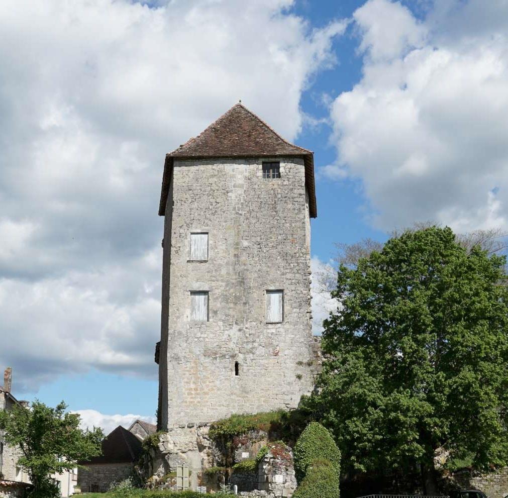 Exceptional: in the valley of the Dordogne Lotoise, habitable medieval tower, outbuilding, garden, 
