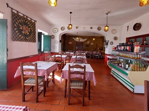 Restaurant et maison de campagne sur un terrain près de Monchique, Algarve