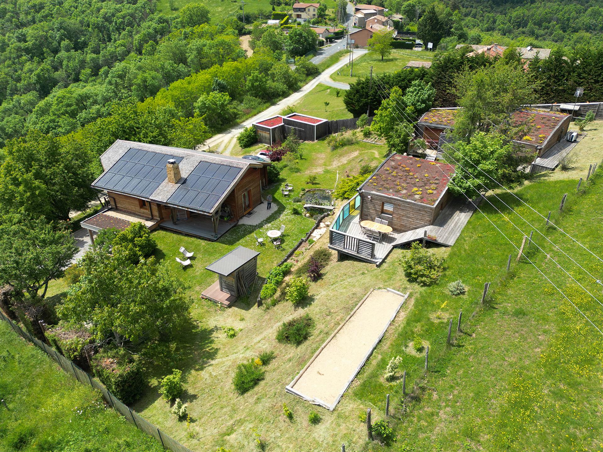 Vendesi Bellissima casa in legno nel verde del Beaujolais