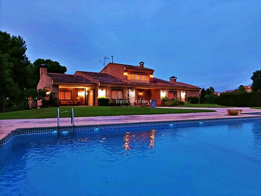 Villa de luxe avec 8 chambres et piscine privée à vendre à Biar (Alicante)
