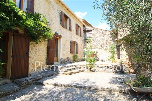 Banon, Magnificent stone property of 323 m² on a plot of 1316 m²