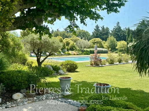 Provence, between the Alpilles and the Luberon, magnificent property with swimming pool and outbuild