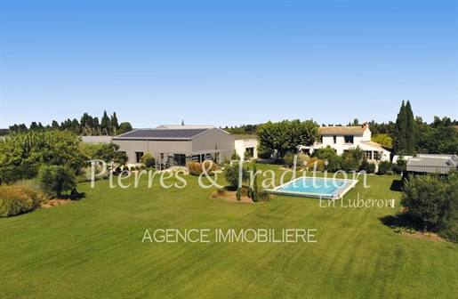 Provence, entre les Alpilles et le Luberon, magnifique propriété avec piscine et dépendances.