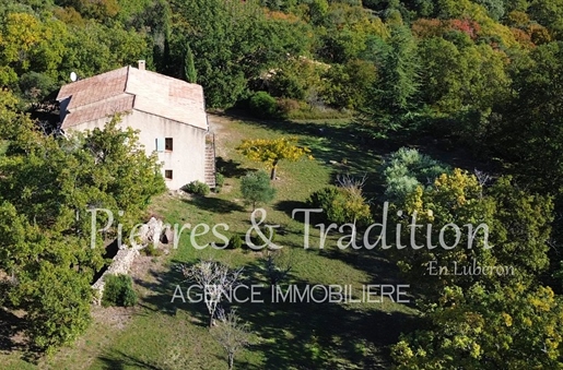 Provence, Luberon, belle maison avec grand terrain à proximité du village