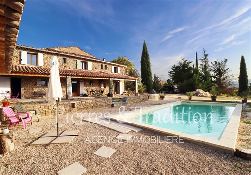 Apt, Old stone farmhouse partly renovated with swimming pool and large plot