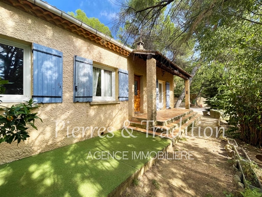 Luberon, à Roussillon en Provence, Jolie maison au milieu des ocres avec un grand jardin.