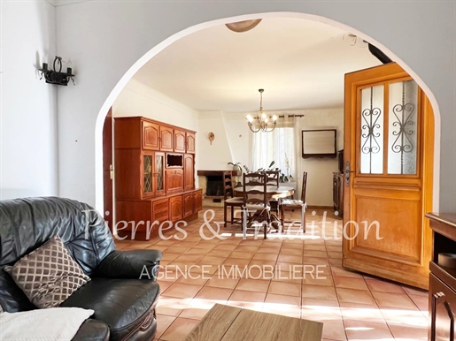 Luberon, in Roussillon in Provence, Pretty house in the middle of ochres with a large garden.