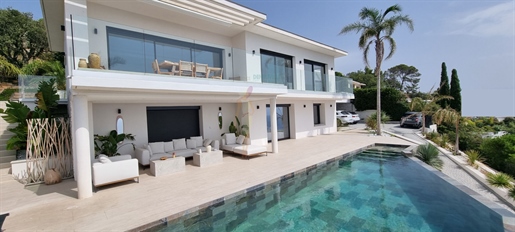 Les Issambres, Contemporary house, panoramic sea view.