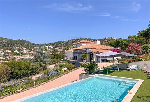 Villa avec piscine et belle vue dégagée sur mer et collines